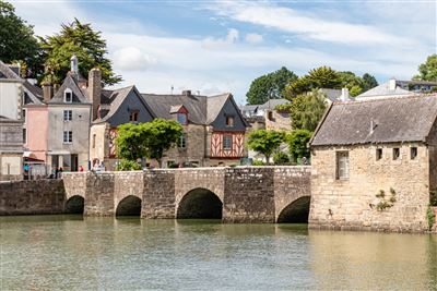 Blick auf die Stadt Auray mit Bruecke in der Bretagne
